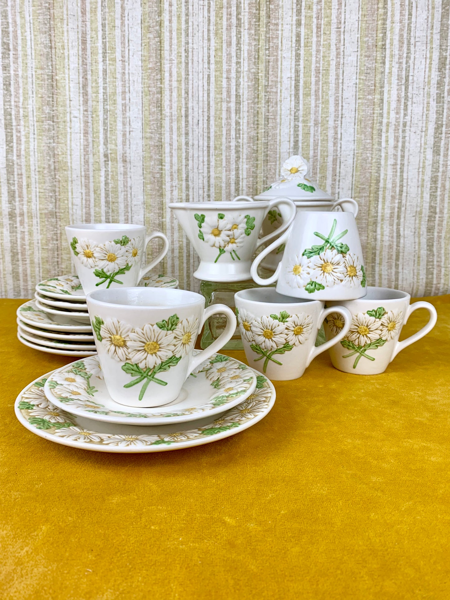 Retro Metlox Poppytrail Sculptural Daisy Breakfast Set - Made In California