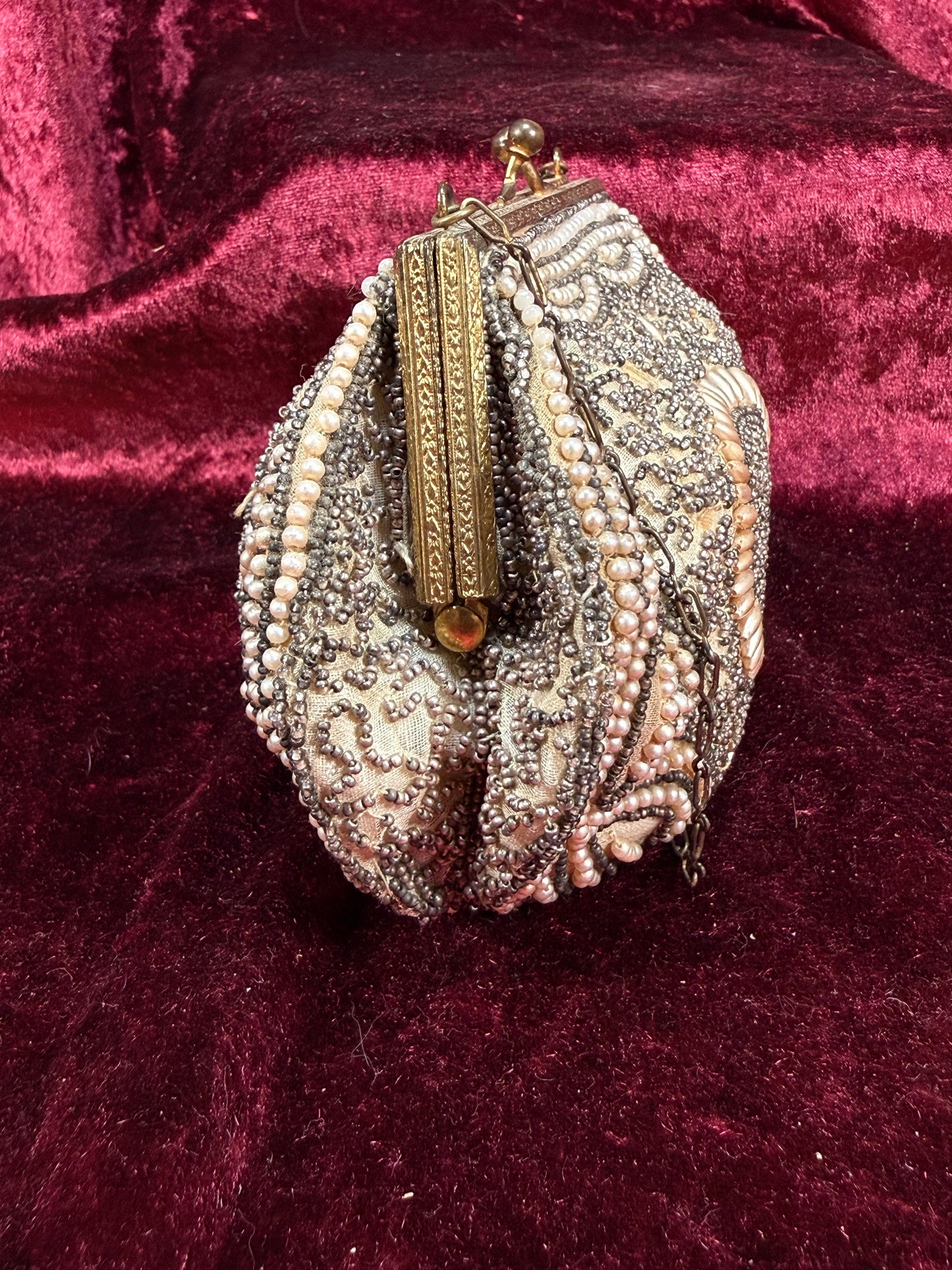 Vintage 1940s Intricately Beaded Evening Purse – Kiss Lock Chain Strap Handbag
