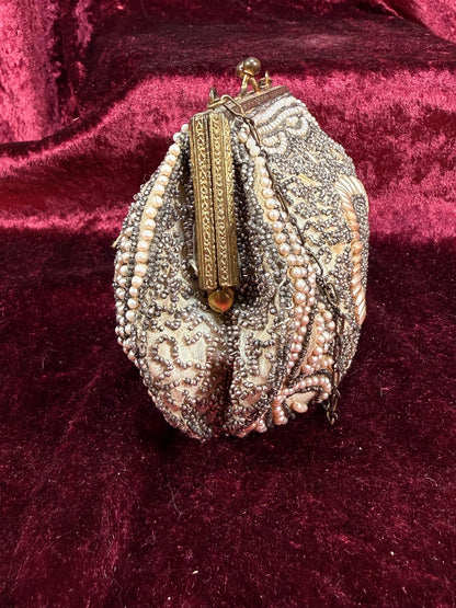 Vintage 1940s Intricately Beaded Evening Purse – Kiss Lock Chain Strap Handbag