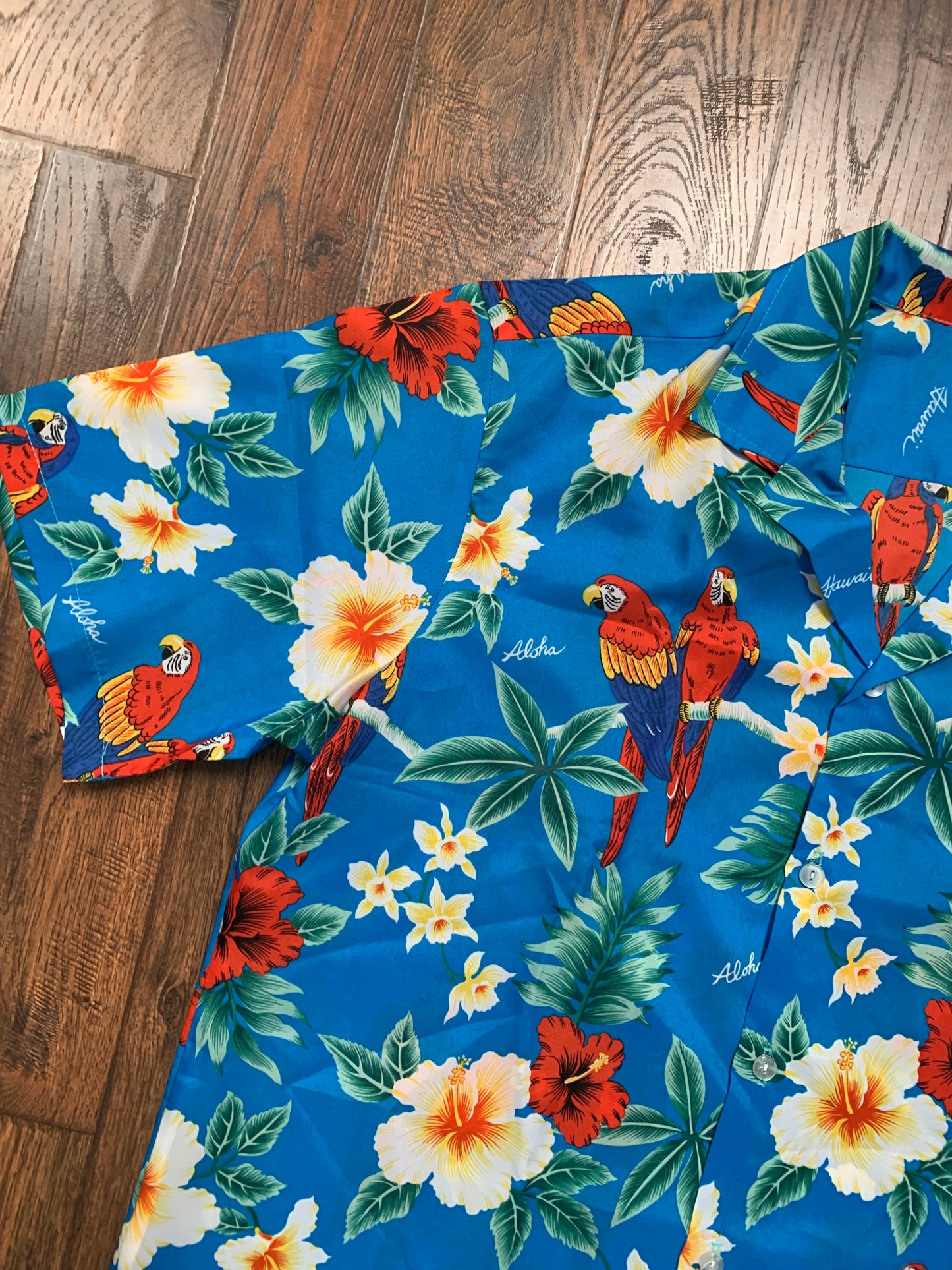 Vintage Clothing - Short Sleeve Button Up - Hawaiian Flowers and Parrots - Blue - Large - Made In Hawaii