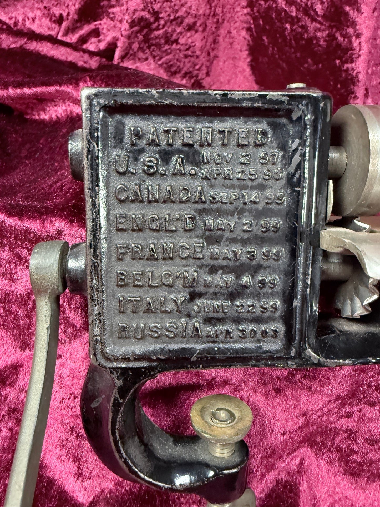 Antique Cast Iron Fabric Pinker – Hammann The Gem Hand Crank