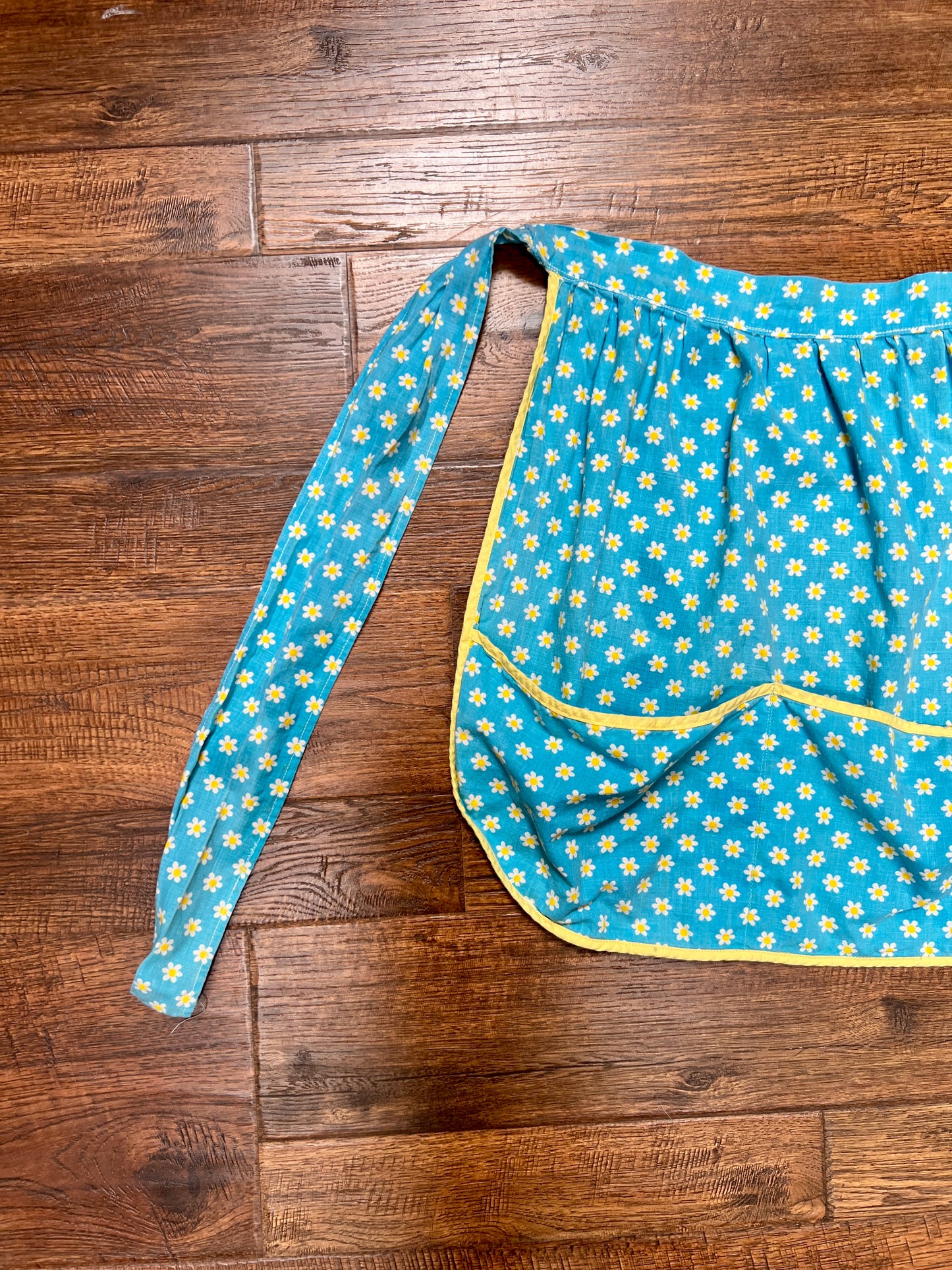 Vintage Cotton Tie Waist Half Apron – Blue Floral Daisy Print with Pockets