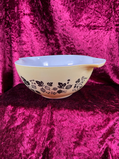 Vintage Kitchen - Mixing Bowl - Gooseberry - Black and Yellow - Pyrex - 1.5 Quarts