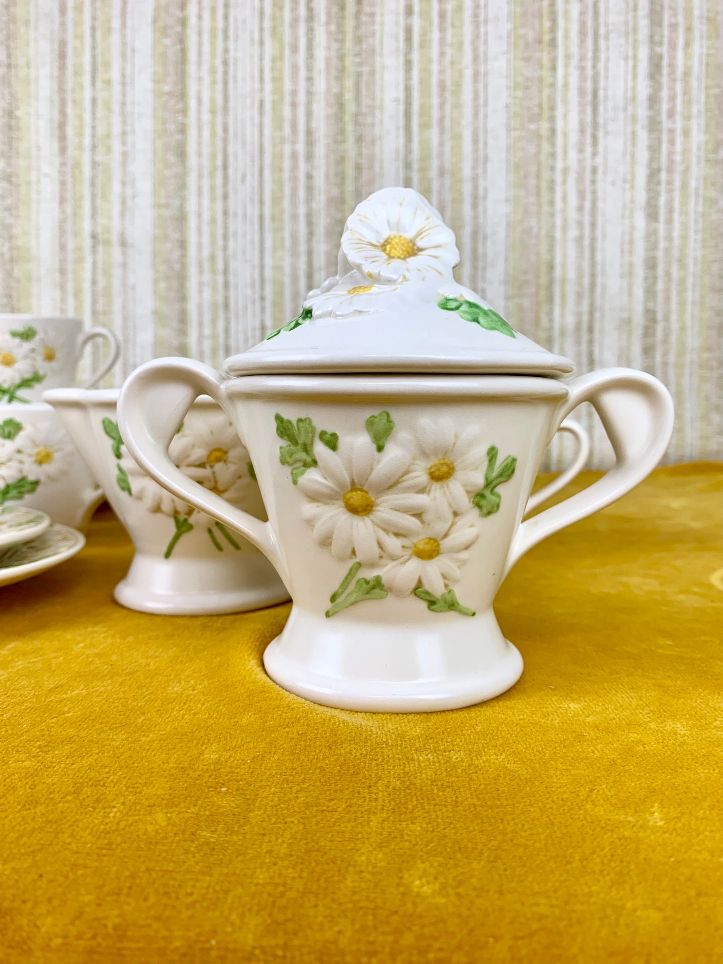 Retro Metlox Poppytrail Sculptural Daisy Breakfast Set - Made In California