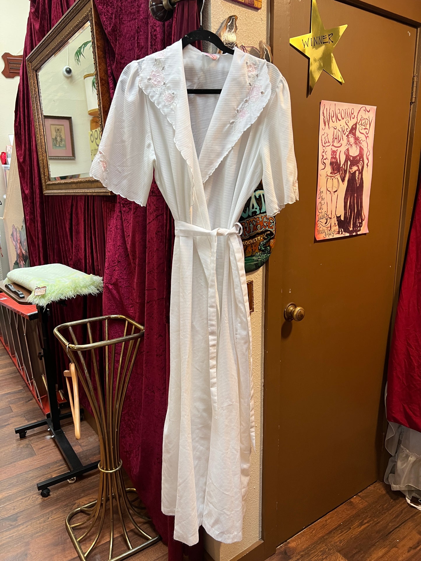 Vintage Clothing - Short Sleeve Dressing Robe - White with Pink Roses - Medium - Barbizon At Home