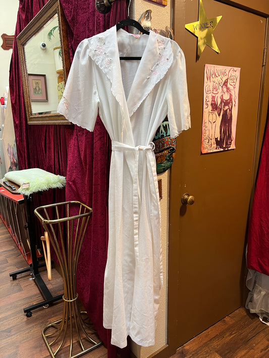 Vintage Clothing - Short Sleeve Dressing Robe - White with Pink Roses - Medium - Barbizon At Home