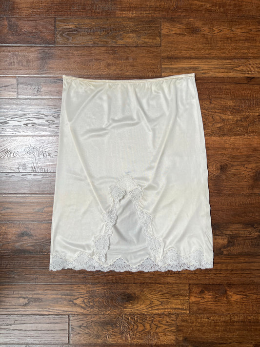 Vintage Clothing - Knee Length Skirt Slip - Light Nude - Floral Lace Hem - Middle Slit - Medium