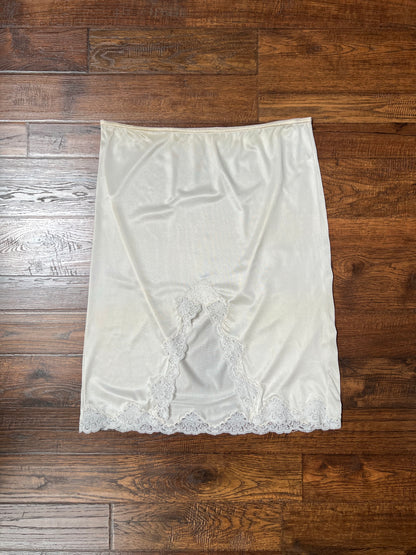 Vintage Clothing - Knee Length Skirt Slip - Light Nude - Floral Lace Hem - Middle Slit - Medium