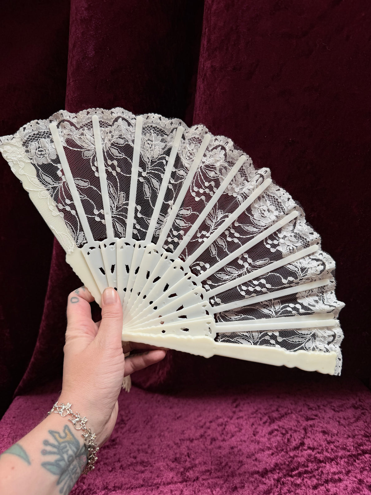 Vintage Ivory Lace Folding Hand Fan – Floral Lace + Tassel Detail