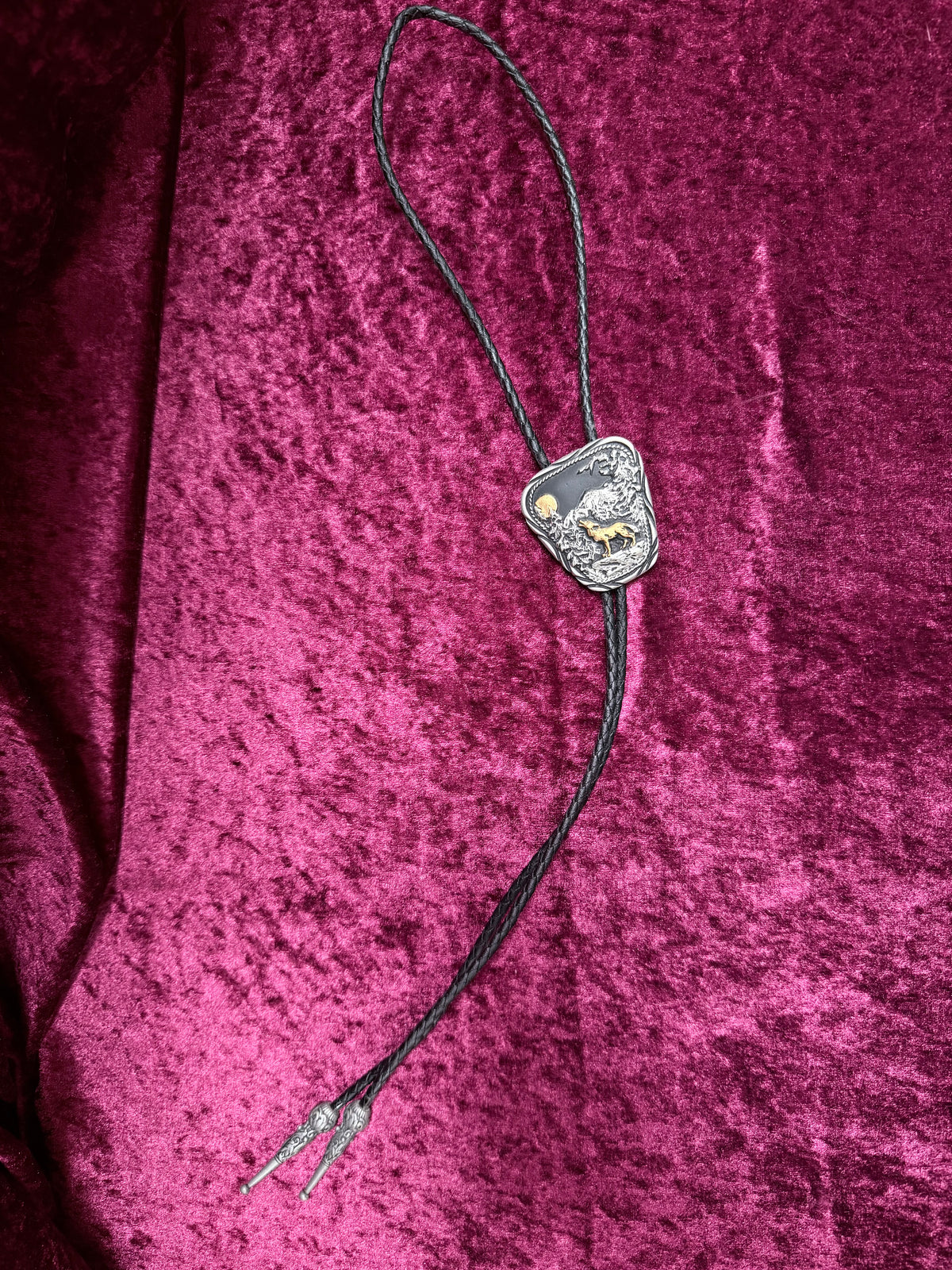 Vintage SSI Metal Bolo Tie – Howling Wolf + Moon Wilderness Scene