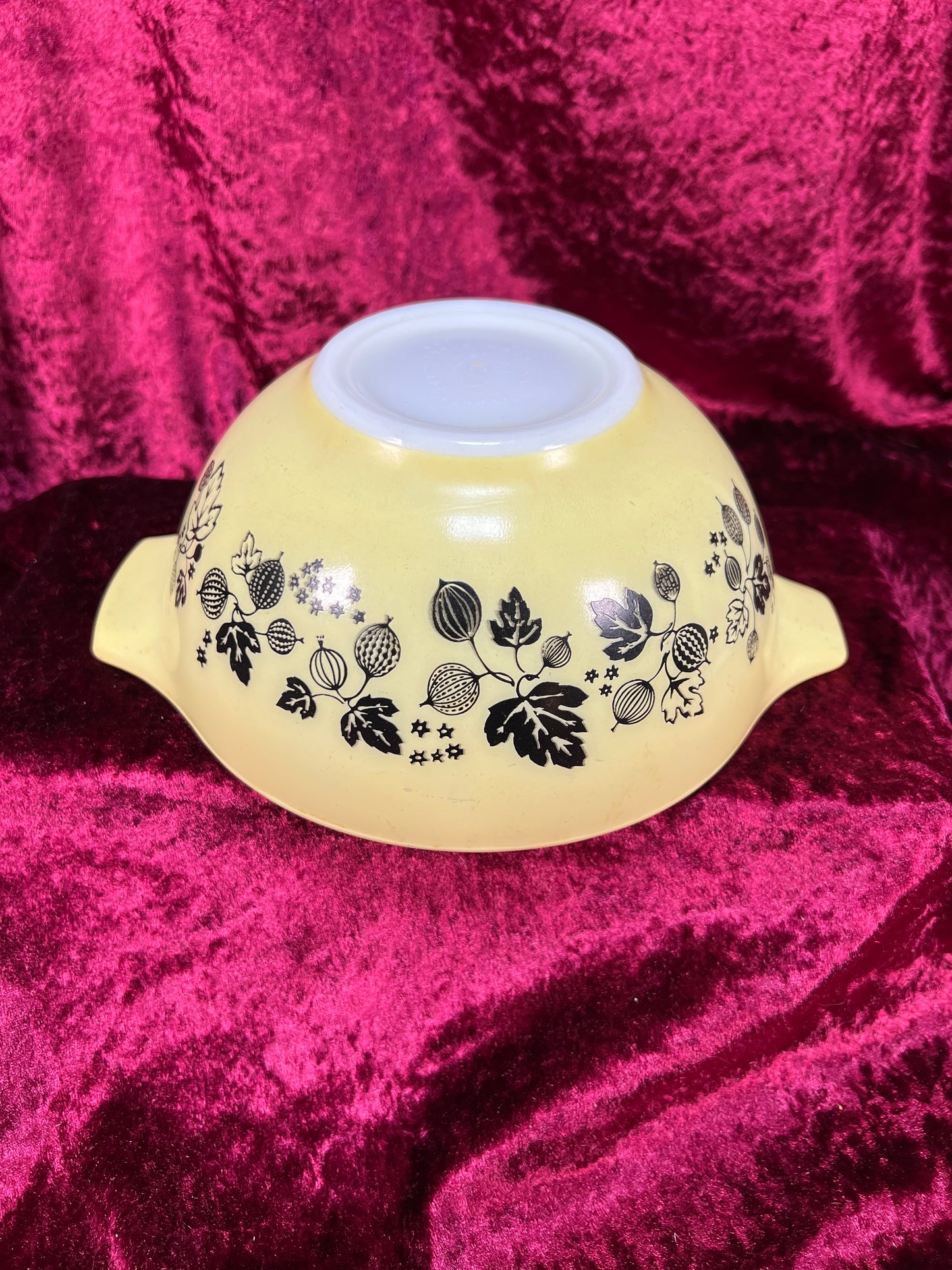 Vintage Kitchen - Mixing Bowl - Gooseberry - Black and Yellow - Pyrex - 1.5 Quarts