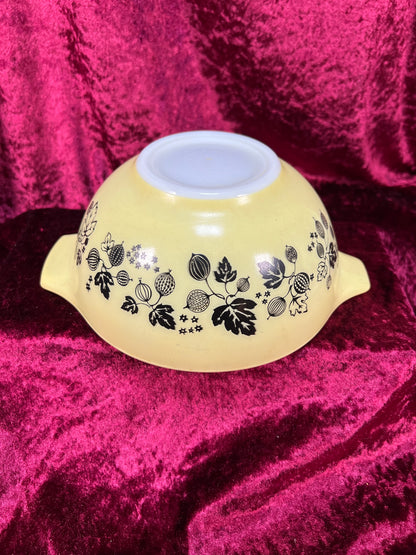 Vintage Kitchen - Mixing Bowl - Gooseberry - Black and Yellow - Pyrex - 1.5 Quarts