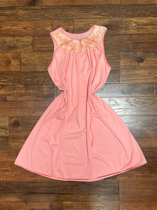 Vintage Clothing - Sleeveless Shift Nightgown - Keyhole Cutout with Rosette Button - Peach Pink - Medium