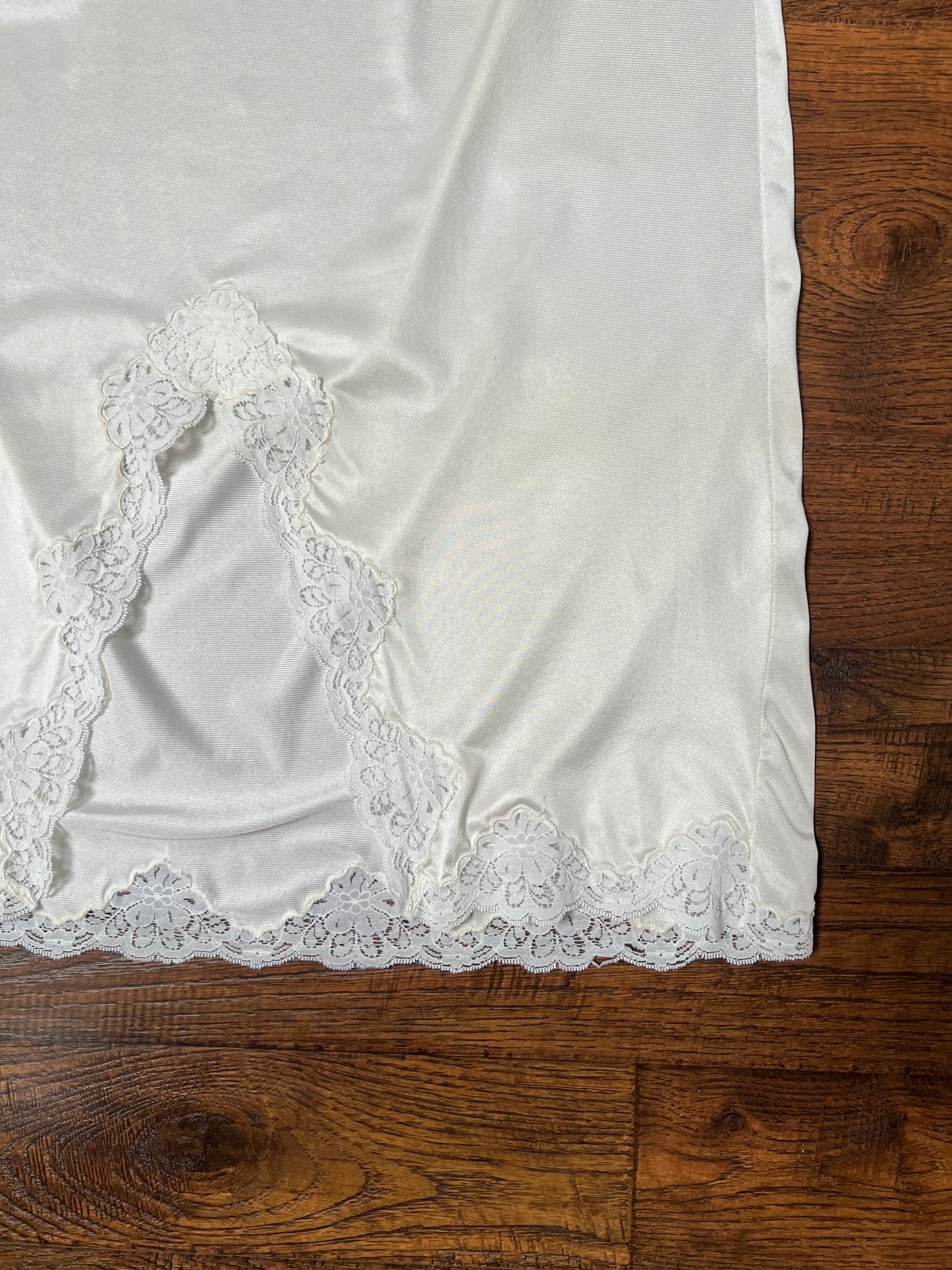 Vintage Clothing - Knee Length Skirt Slip - Light Nude - Floral Lace Hem - Middle Slit - Medium