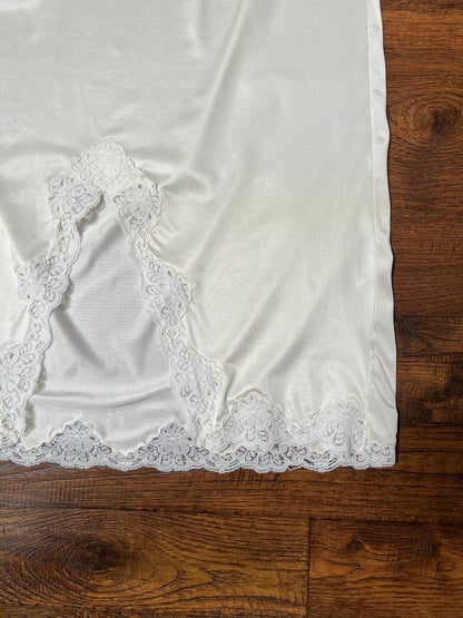 Vintage Clothing - Knee Length Skirt Slip - Light Nude - Floral Lace Hem - Middle Slit - Medium