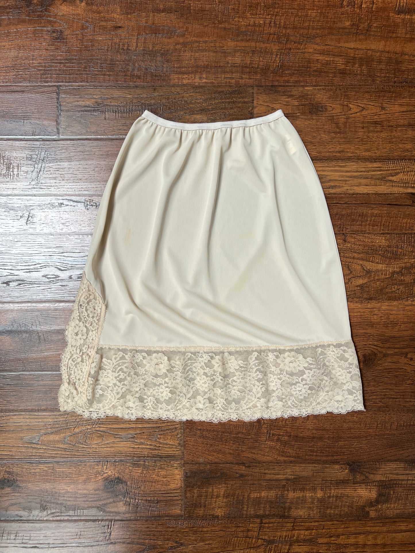 Vintage Clothing - Knee Length Skirt Slip - Nude - Floral Lace Hem - Short Leg Slit - Small - Aristocraft