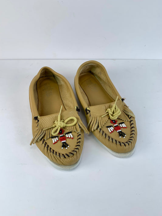 Vintage Shoes - Minnetonka Moccasin - Tan Leather - Beaded Thunderbird - 8 1/2