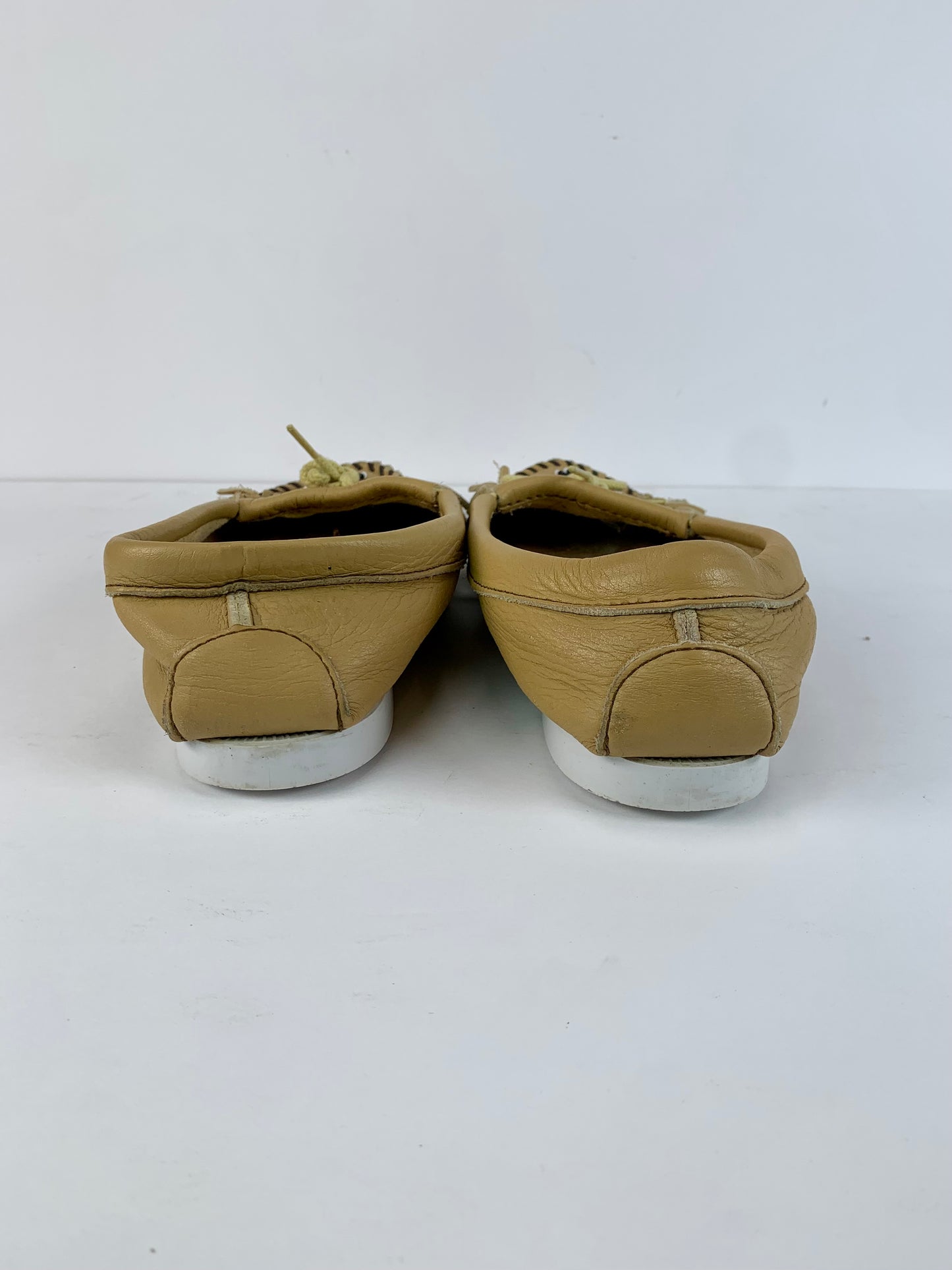 Vintage Shoes - Minnetonka Moccasin - Tan Leather - Beaded Thunderbird - 8 1/2