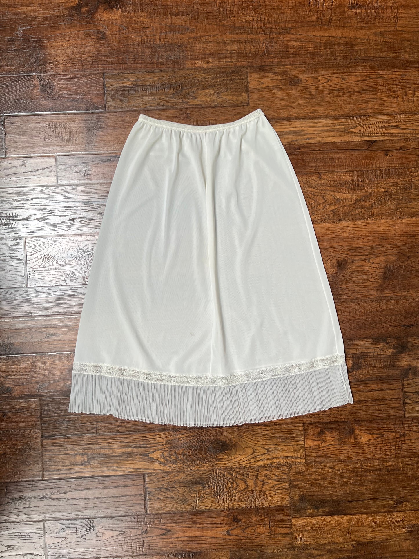 Vintage Clothing - Knee Length Skirt Slip - Off White - Pleated Lace Hem - Medium - Mojud