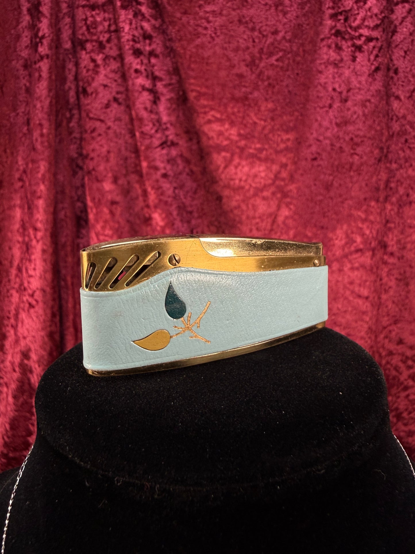 Vintage Metal Lighter – Powder Blue Atomic Leaf Motif Case