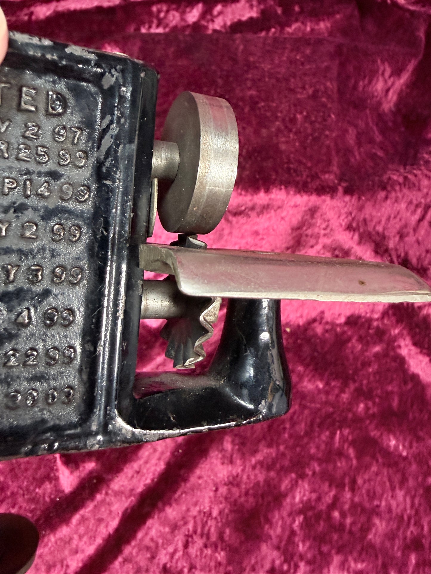Antique Cast Iron Fabric Pinker – Hammann The Gem Hand Crank
