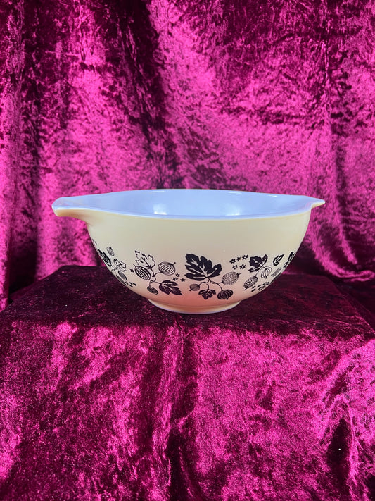 Vintage Kitchen - Mixing Bowl - Gooseberry - Black and Yellow - Pyrex - 1.5 Quarts