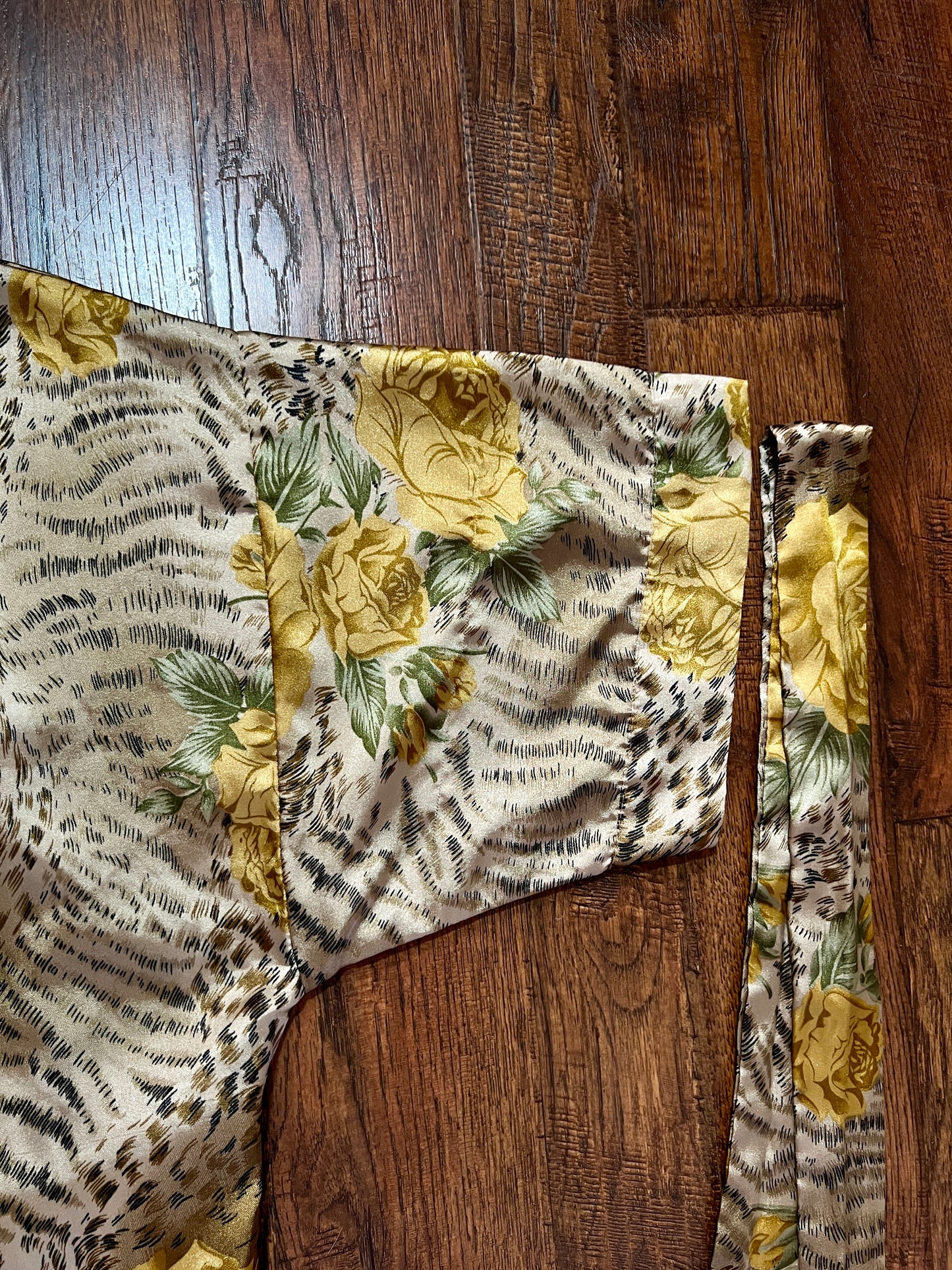 Vintage Robe and Nightgown Nightwear Set - Animal and Yellow Rose Print - Night Essence