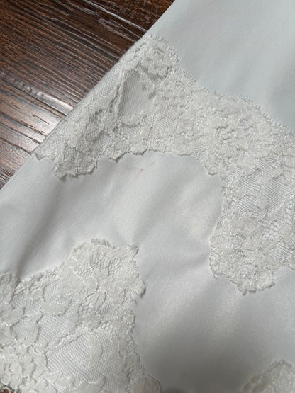 Vintage Clothing - Knee Length Skirt Slip - White - Floral Lace Detail - Medium - Van Raalte