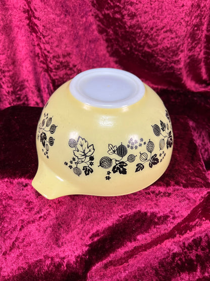 Vintage Kitchen - Mixing Bowl - Gooseberry - Black and Yellow - Pyrex - 1.5 Quarts