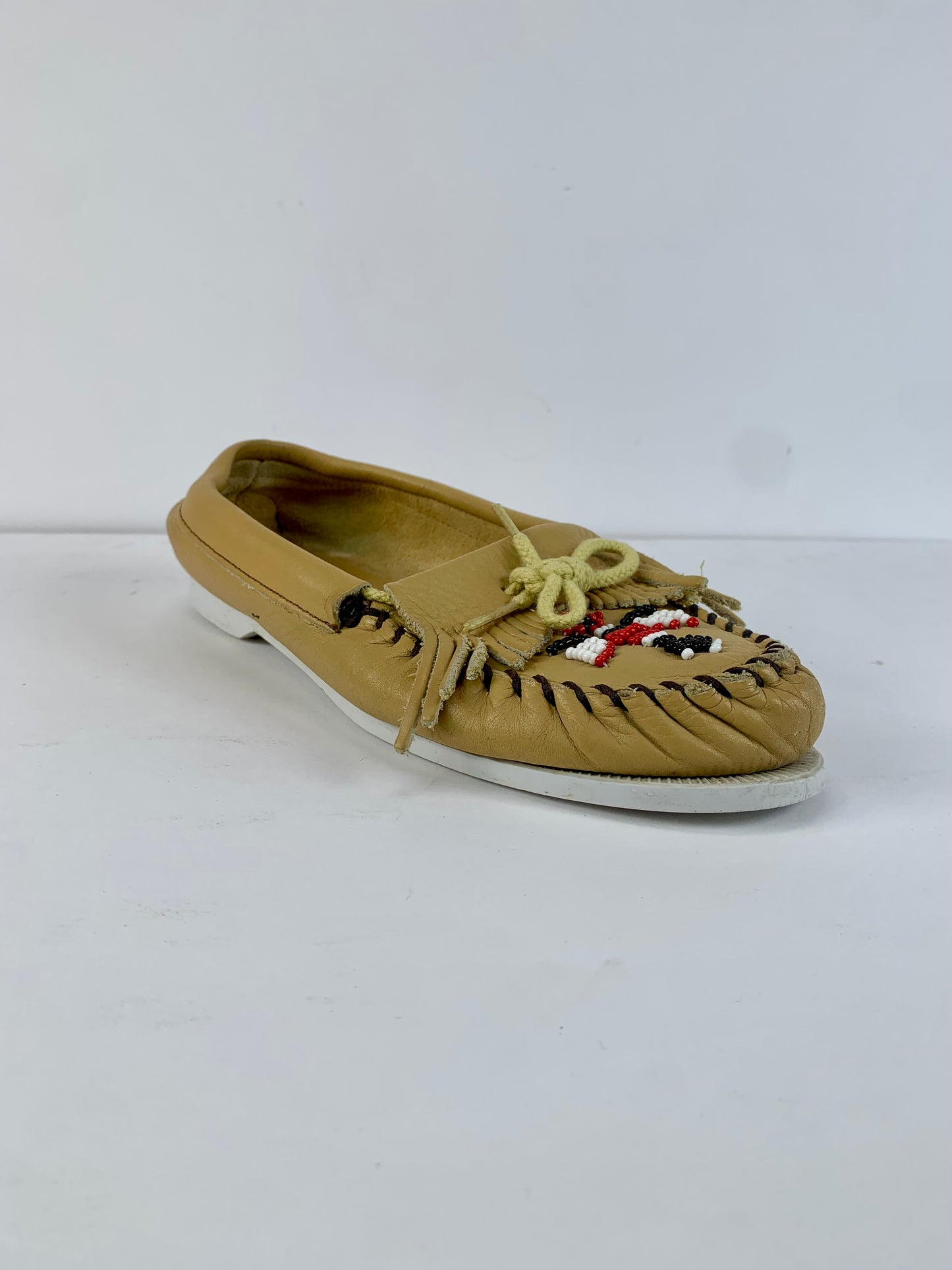 Vintage Shoes - Minnetonka Moccasin - Tan Leather - Beaded Thunderbird - 8 1/2