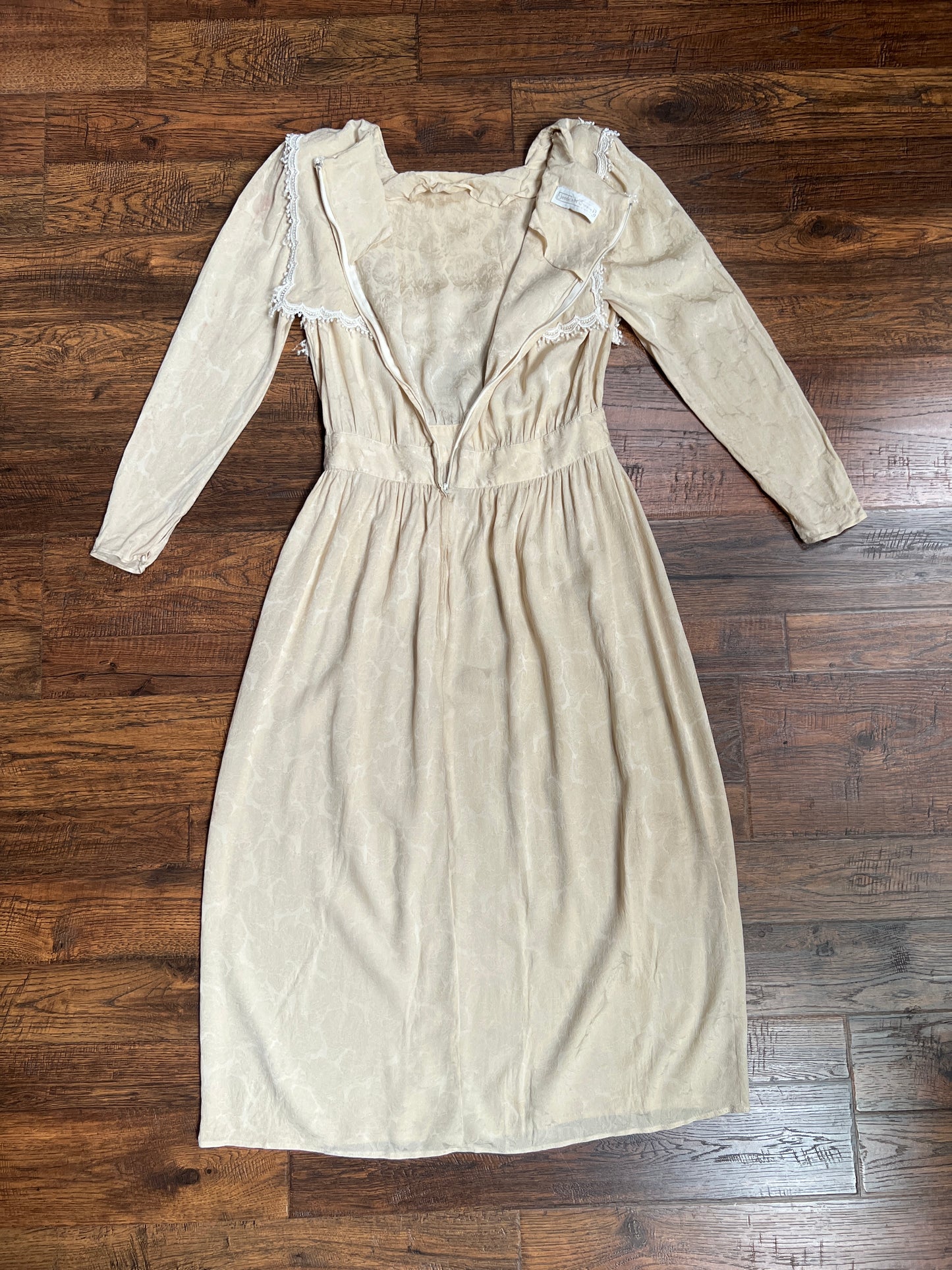 Vintage Clothing - Edwardian Revival Silk Jacquard Dress - Beige Floral Pattern with Lace Trim - Medium - Jessica McClintock