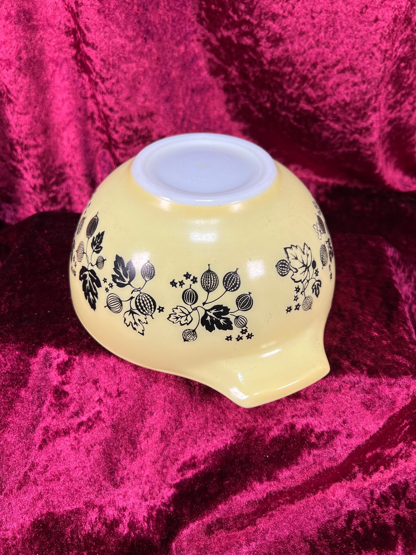 Vintage Kitchen - Mixing Bowl - Gooseberry - Black and Yellow - Pyrex - 1.5 Quarts