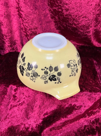 Vintage Kitchen - Mixing Bowl - Gooseberry - Black and Yellow - Pyrex - 1.5 Quarts