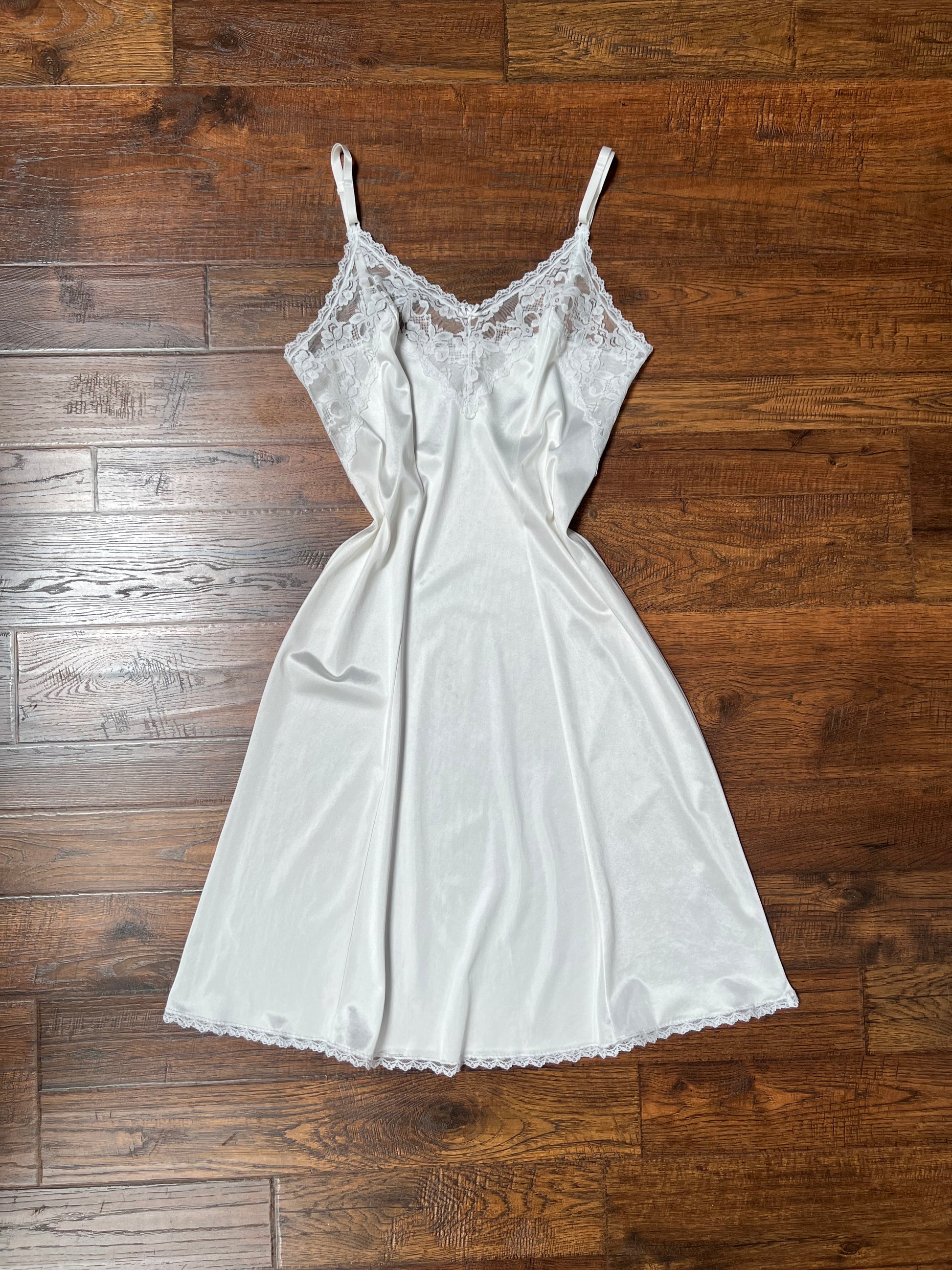 Vintage Clothing - Below Knee Dress Slip - White - Floral Lace Trim - The Cat Vintage Vintage Clothing - Below Knee Dress Slip - White - Floral Lace Trim - The Cat Vintage