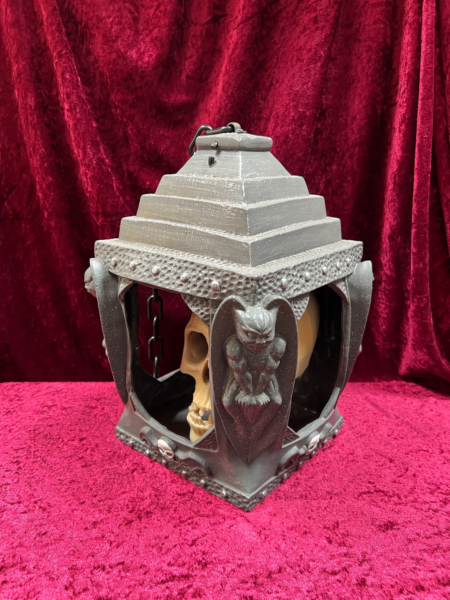 Vintage Halloween - Hanging Animatronic - Red-Eyed Talking Skull in Lantern