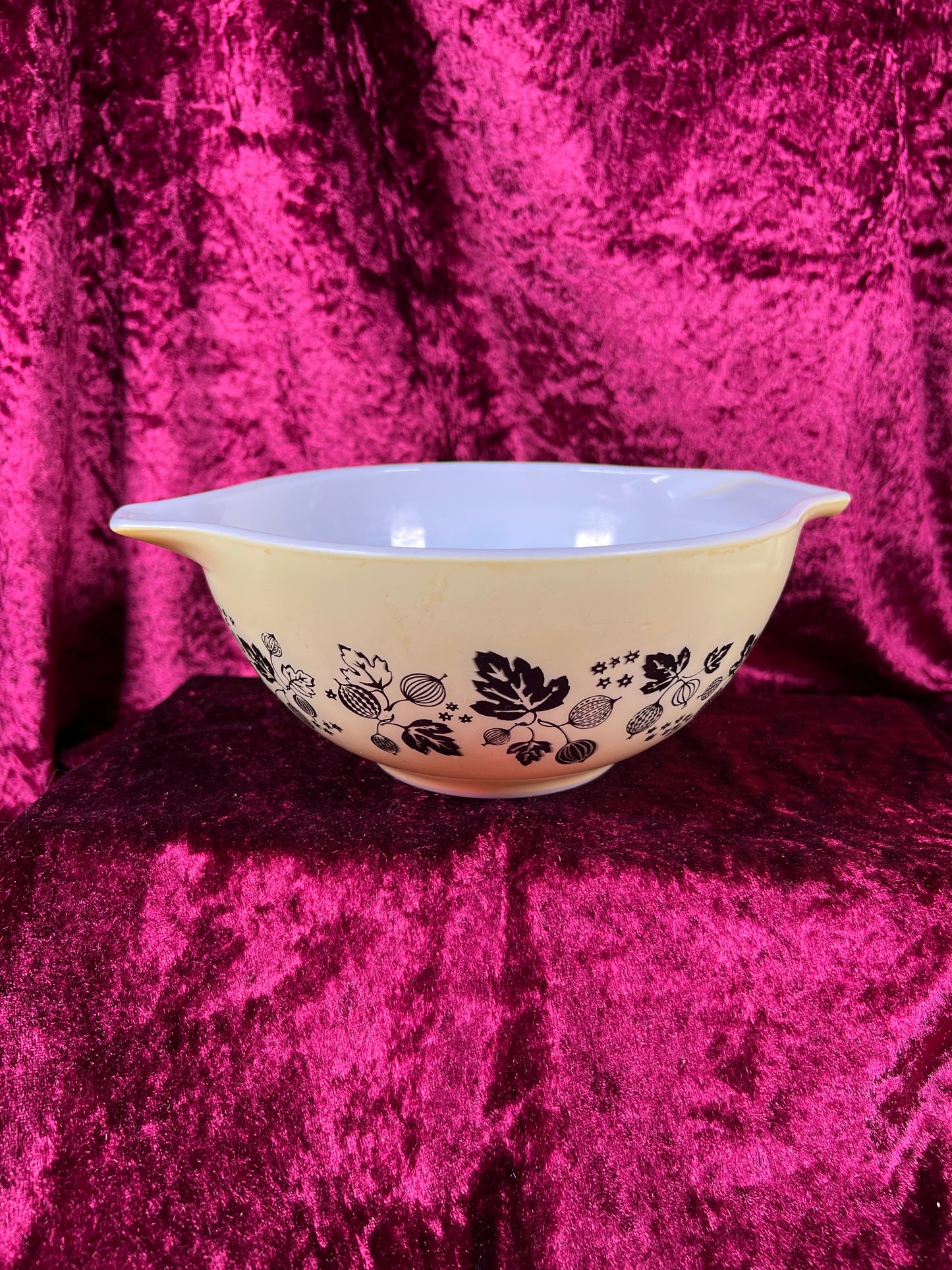 Vintage Kitchen - Mixing Bowl - Gooseberry - Black and Yellow - Pyrex - 1.5 Quarts