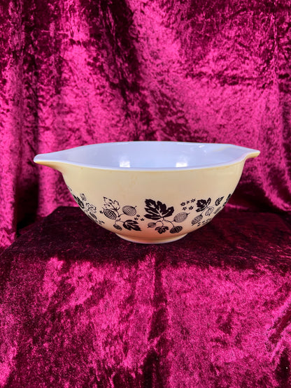 Vintage Kitchen - Mixing Bowl - Gooseberry - Black and Yellow - Pyrex - 1.5 Quarts