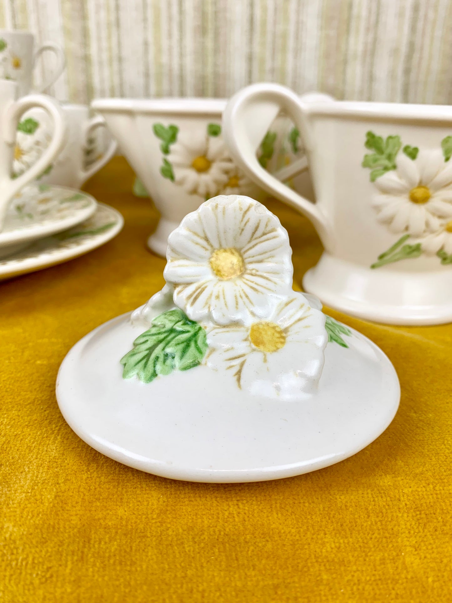 Retro Metlox Poppytrail Sculptural Daisy Breakfast Set - Made In California