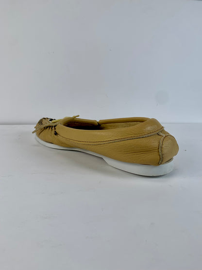 Vintage Shoes - Minnetonka Moccasin - Tan Leather - Beaded Thunderbird - 8 1/2