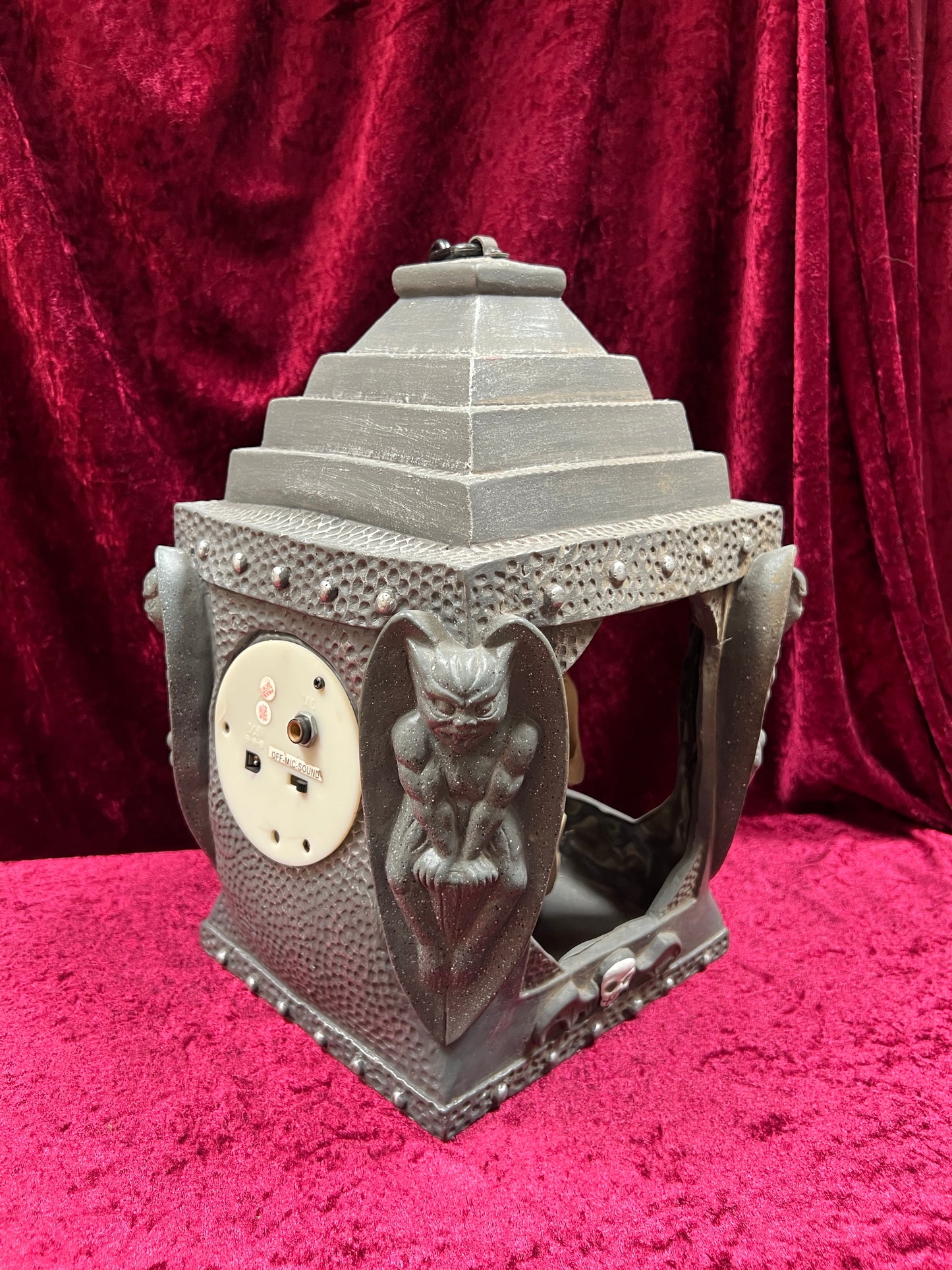 Vintage Halloween - Hanging Animatronic - Red-Eyed Talking Skull in Lantern