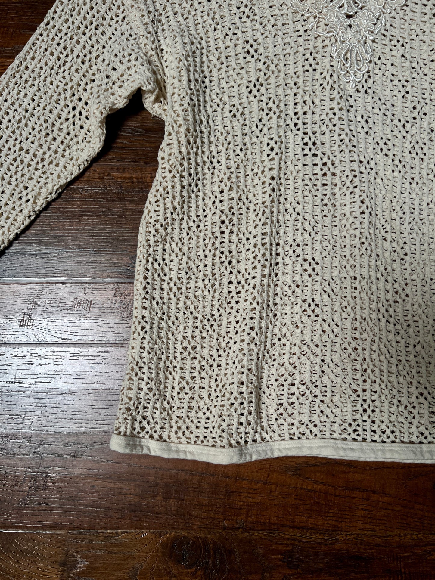 Vintage David Wayne Cotton Crochet Sweater – Ivory Open Knit Floral V-Neck – Medium