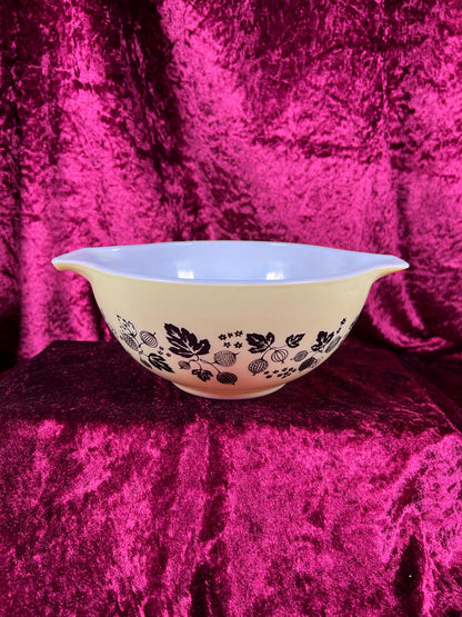 Vintage Kitchen - Mixing Bowl - Gooseberry - Black and Yellow - Pyrex - 1.5 Quarts