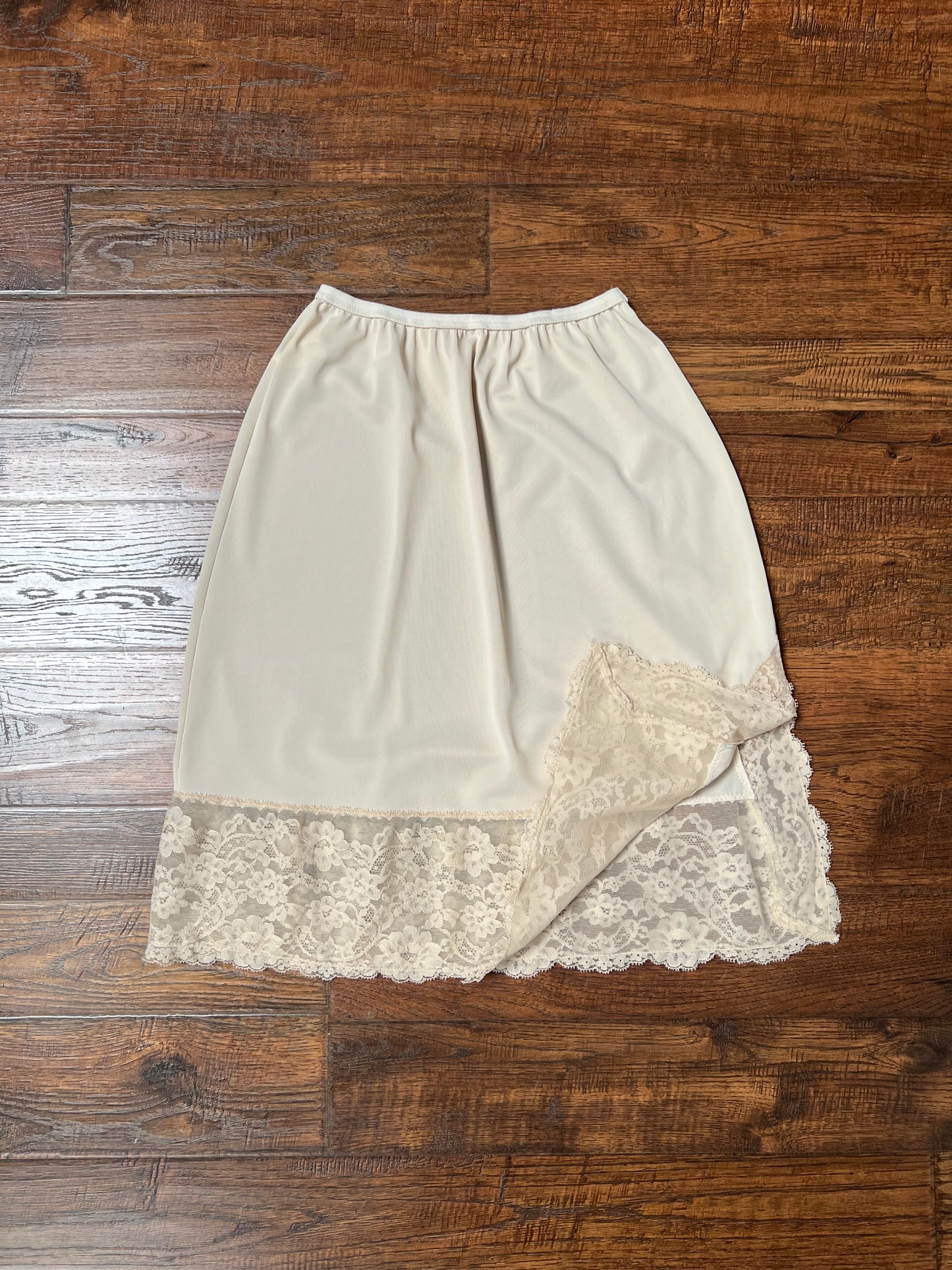 Vintage Clothing - Knee Length Skirt Slip - Nude - Floral Lace Hem - Short Leg Slit - Small - Aristocraft