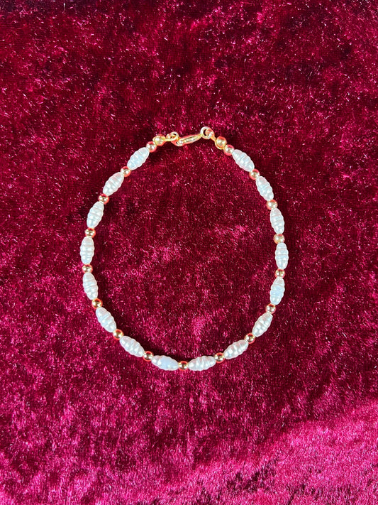 Vintage Jewelry - Bracelet - Gold Tone - Dainty Faux Pearls - 7.25"
