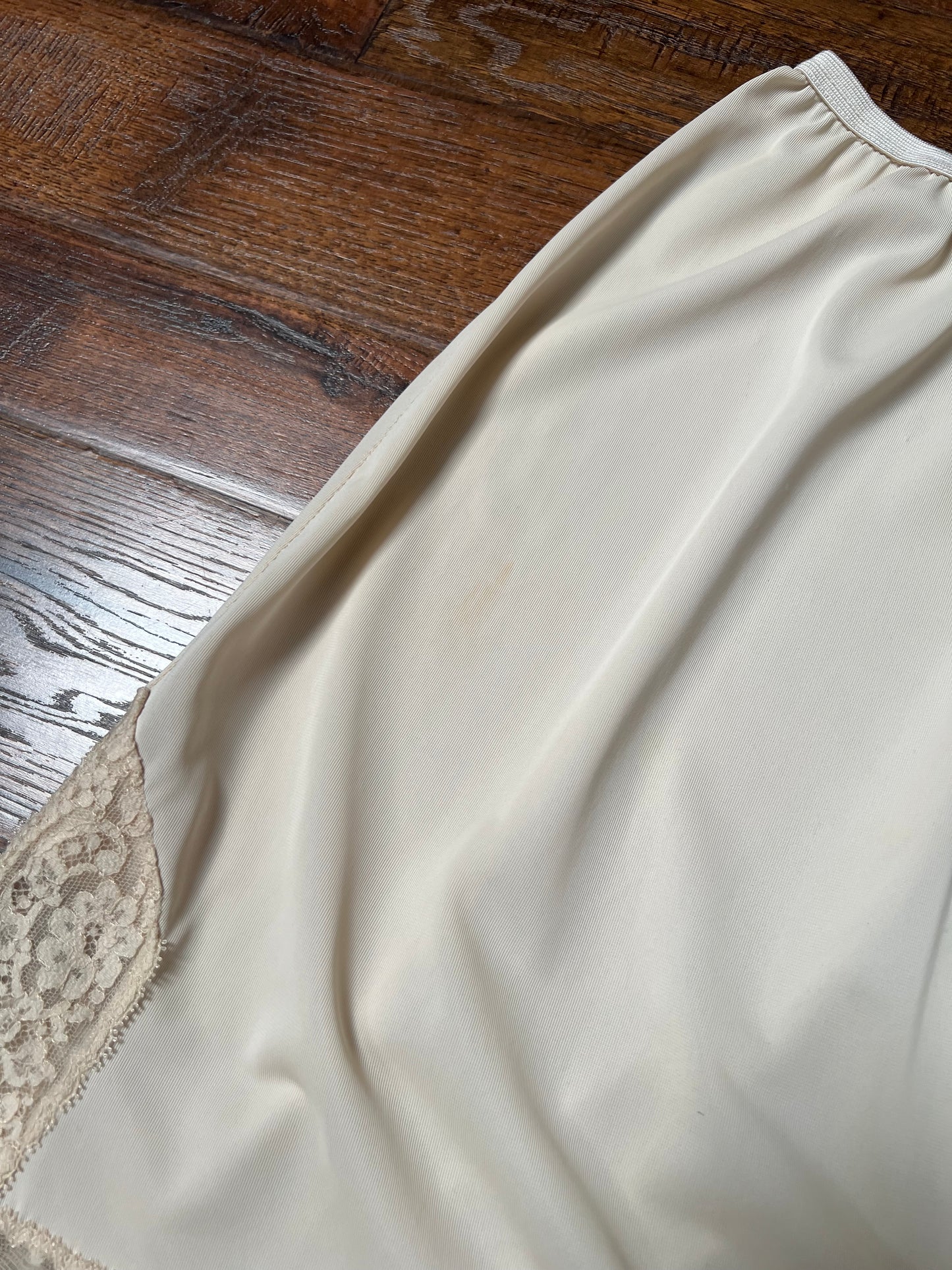 Vintage Clothing - Knee Length Skirt Slip - Nude - Floral Lace Hem - Short Leg Slit - Small - Aristocraft