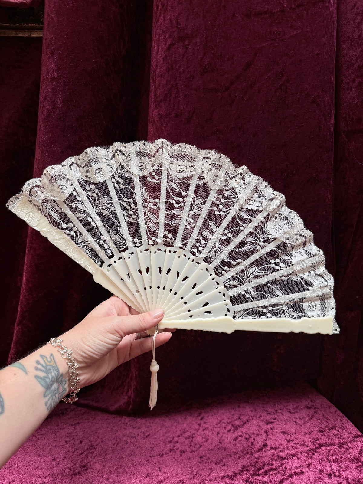 Vintage Ivory Lace Folding Hand Fan – Floral Lace + Tassel Detail