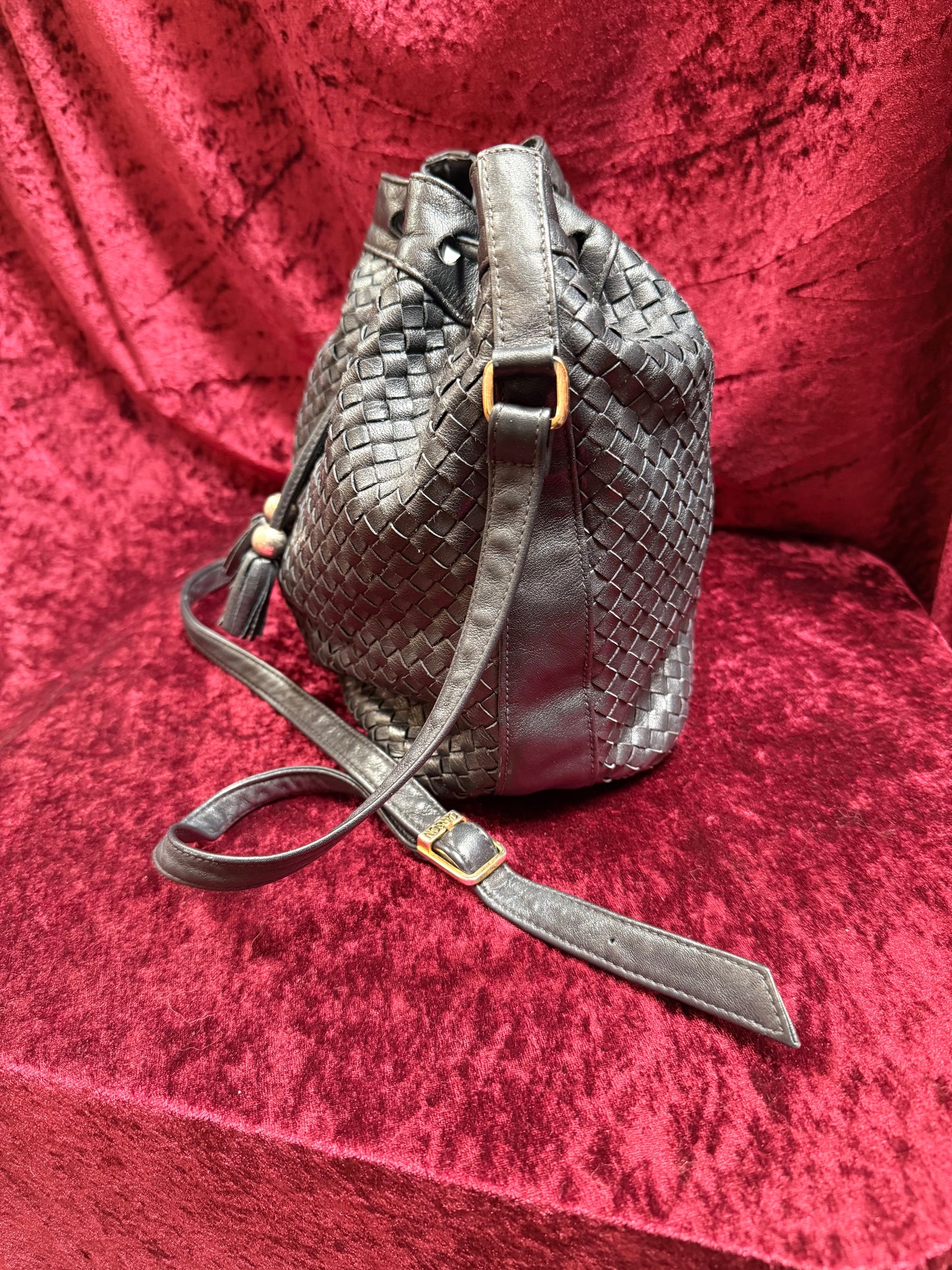 Vintage Accessories - Crossbody Bucket Bag Purse - Black Woven Leather - Ganson