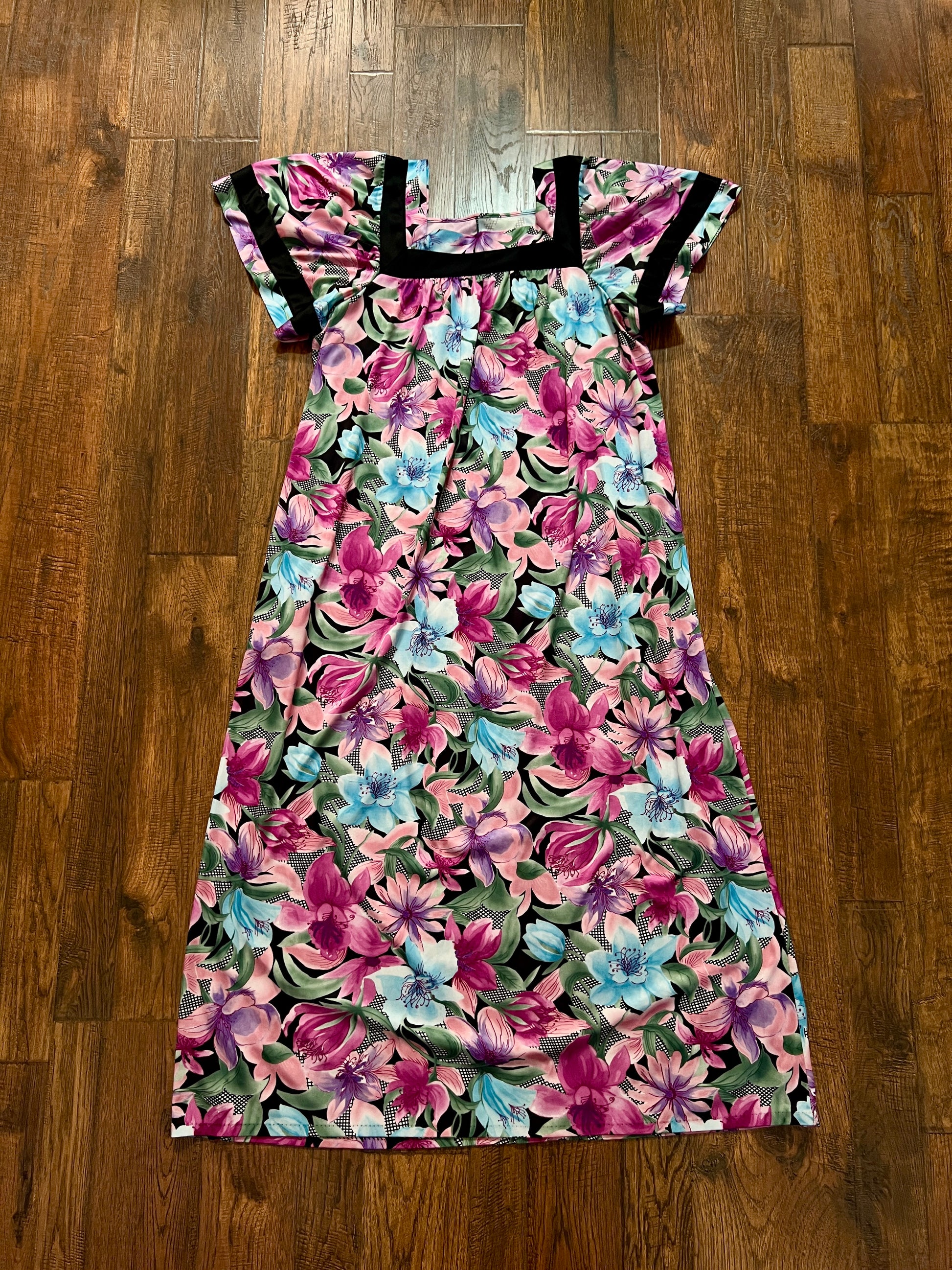 Vintage Polyester MuuMuu Dress – Tropical Floral Print with Pockets – The Cat Vintage