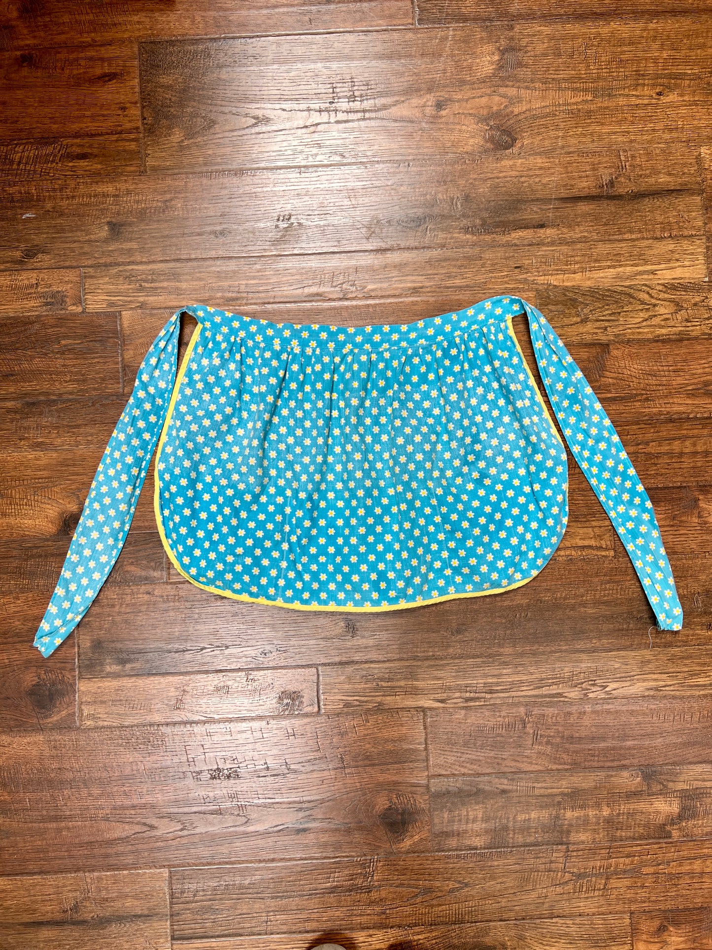Vintage Cotton Tie Waist Half Apron – Blue Floral Daisy Print with Pockets