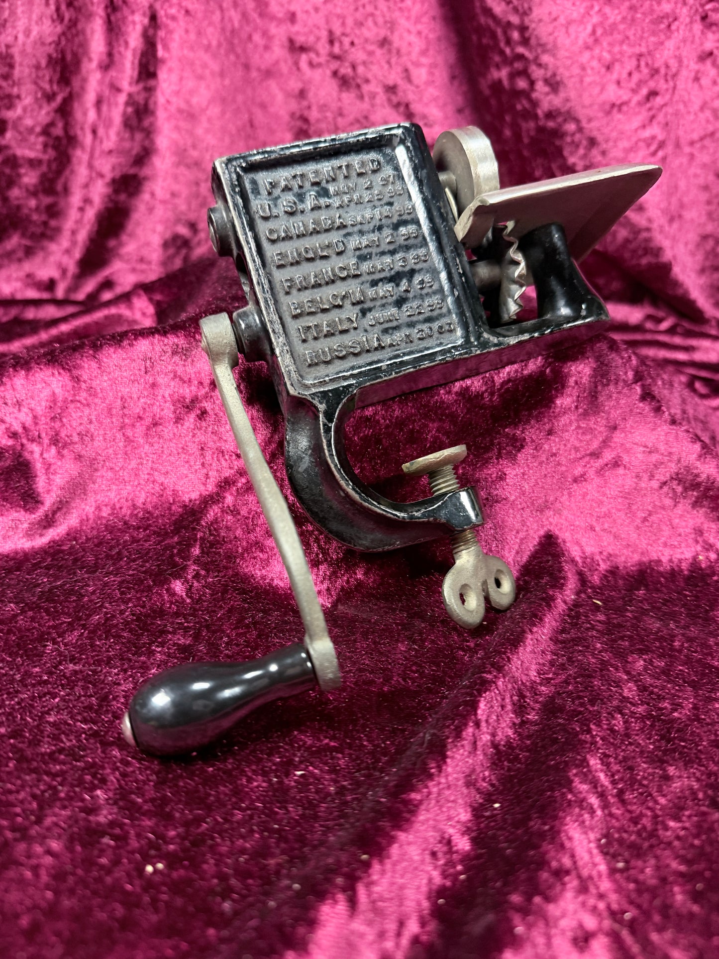 Antique Cast Iron Fabric Pinker – Hammann The Gem Hand Crank